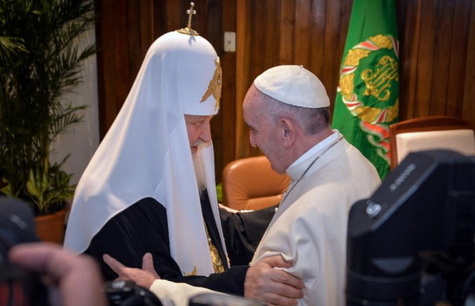 Đức Giáo hoàng Francis (phải) và Đức cha Kirill trong cuộc gặp mặt lịch sử - Ảnh: AFP