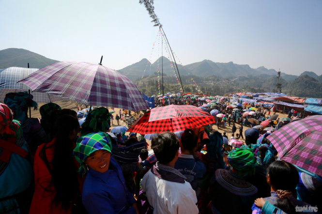 Hàng ngàn người Mông nô nức dự hội Gầu Tào nằm trên một quả đồi ở trung tâm xã Pha Long - Ảnh: Tiến Thành