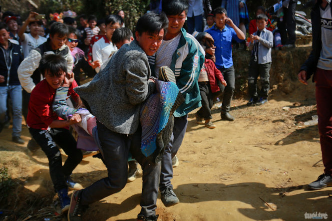 Một nhóm thanh niên người Mông giúp bạn kéo vợ - Ảnh: Tiến Thành