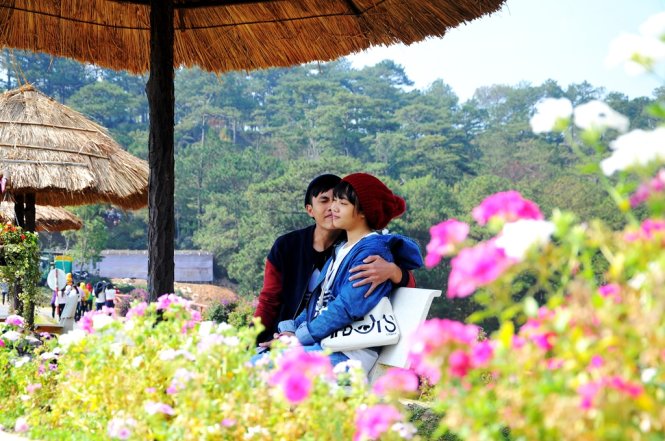Chàng trai đang khẽ hôn lên má người yêu khi ngồi ngắm cảnh bên bờ hồ - Ảnh: Lâm Thiên