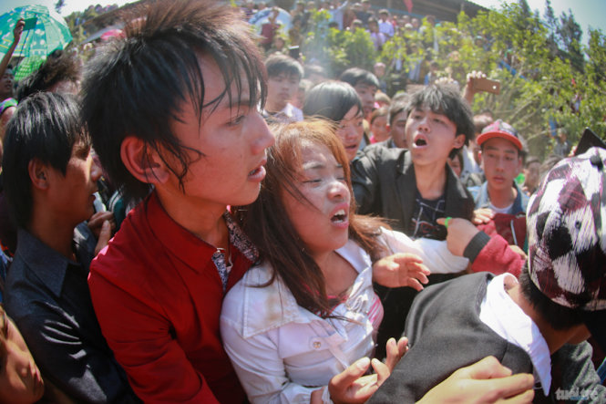 Hai thanh niên người Mông tranh cãi nhau để kéo một cô gái về làm vợ - Ảnh: Tiến Thành
