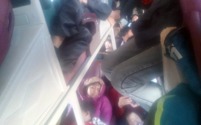 Theo phản ánh của hành khách xe giường nằm chỉ 47 chỗ nhưng đã nhồi nhét lên trên 100 người - Ảnh: TRẦN QUANG