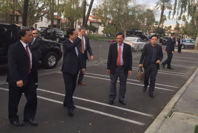 Chú thích ảnh:

Ảnh 1: 
Ảnh 2: Thủ tướng Nguyễn Tấn Dũng vẫy tay chào mọi người khi đến khách sạn tại thành phố Palm Springs, tiểu bang California, chuẩn bị tham dự Thượng định Mỹ - ASEAN tại Sunnylands. Ảnh: D.A.