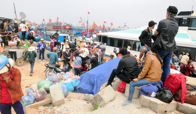 Chiều 15-2, dù đã mua vé nhưng nhiều hành khách vẫn không lên được tàu - Ảnh: Trần Mai