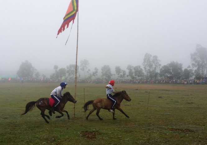 Một pha tranh tài của hai kỵ mã trong sương mù và mưa lạnh - Ảnh: THANH HỘI