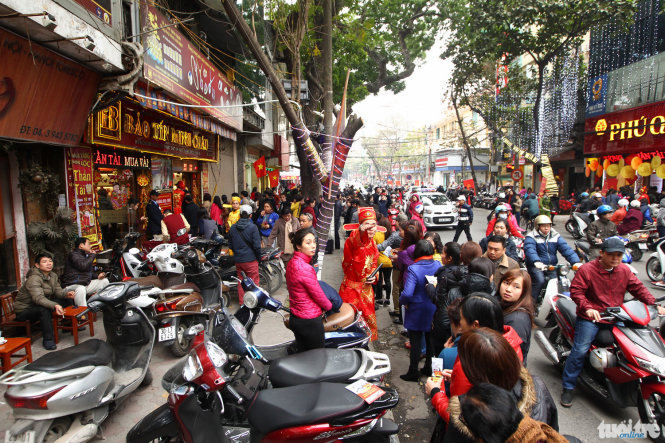 Con phố Trần Nhân Tông trở nên tắc nghẽn trong ngày vía thần tài, đây là nơi buôn bán vàng sầm uất nhất Hà Nội