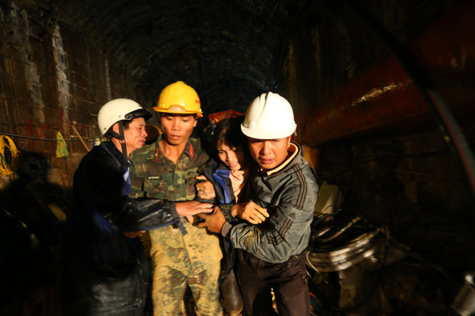 Chị Đặng Thị Hồng Ngọc được giải cứu trong vụ sập hầm năm 2014 - Ảnh: Mai Vinh