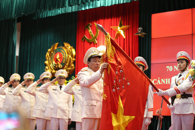 Thượng tướng Lê Quý Vương, Thứ trưởng bộ Công an trao Huân chương Chiến công hạng nhất huy cho Cục cảnh sát truy nã (Bộ Công an) - Ảnh: Hoàng Điệp.