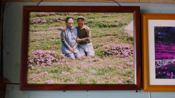 Hai vợ chồng chụp ảnh lưu niệm giữa vườn hoa - Ảnh: BoredPanda