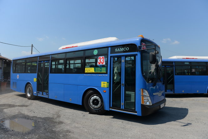 Chiếc xe buýt xử dụng khí nén thiên nhiên có màu xanh rất thân thiện với môi trường - Ảnh: Hữu Khoa