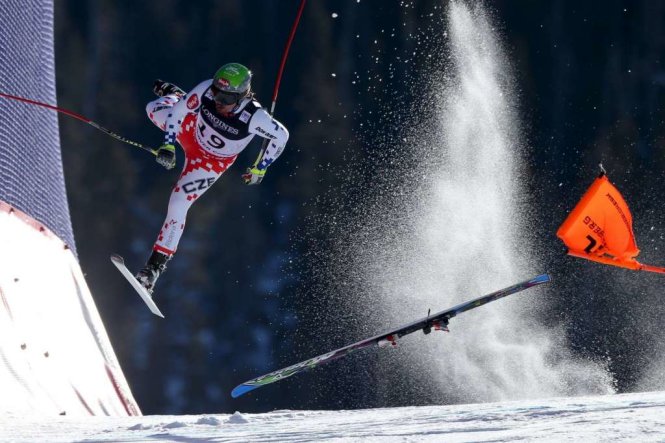 Ảnh chụp VĐV người CH Czech Ondrej Bank bị ngã khi đang trượt tuyết xuống dốc của Christian Walgram đoạt giải Ảnh thể thao