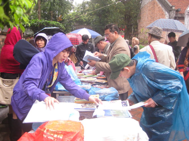 Khách yêu thơ mặc áo mưa đến với Ngày thơ Việt Nam tại Hà nội năm 2015 - Ảnh: Tuổi Trẻ