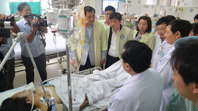 Lãnh đạo TP Đà Nẵng thăm nạn nhân Mai Mạnh Tưởng lúc nhập viện tại Đà Nẵng - Ảnh: Trường Trung