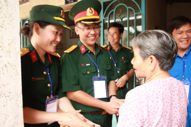 Thượng úy Lê Quốc Thái thăm mẹ Việt Nam anh hùng tại huyện Củ Chi (TP.HCM)           - Ảnh: CTV