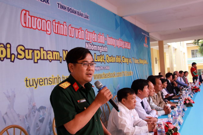 Trung tá Nguyễn Đình Thi – trưởng phòng đào tạo Trường Sĩ quan Thông tin - giải đáp thắc mắc cho thí sinh - Ảnh: TRUNG TÂN