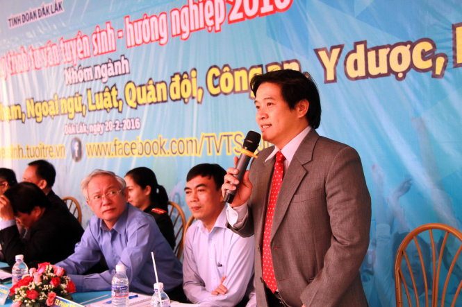 Ông Thái Văn Tài – phó giám đốc sở GD-ĐT tỉnh Đắk Lắk trả lời câu hỏi của học sinh - Ảnh: TRUNG TÂN
