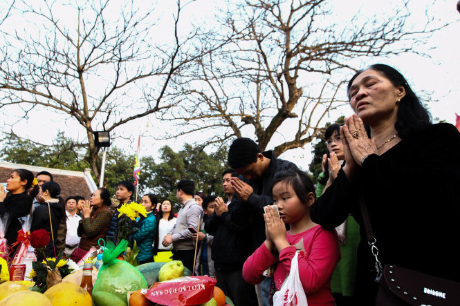 Người dân làm lễ tại sân đền Thiên Trường - Ảnh: Nguyễn Khánh
