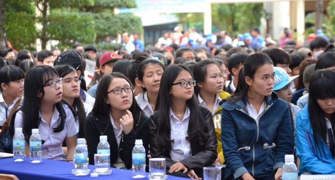 Các học sinh Khánh Hòa chăm chú nghe tư vấn tuyển sinh ĐH-CĐ - Ảnh: DUY THANH