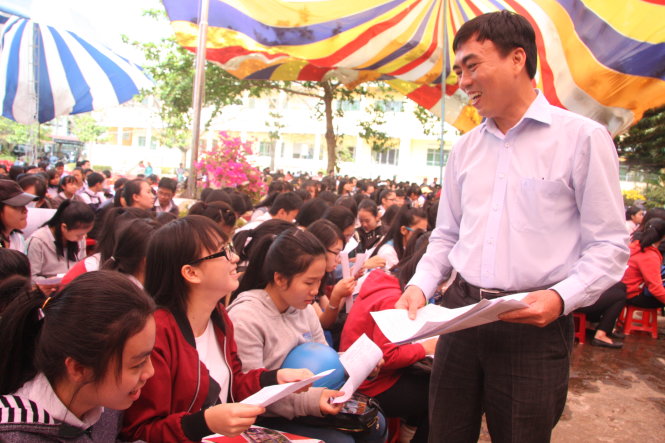 TS Phạm Tấn Hạ, trưởng phòng đào tạo Trường ĐH Khoa học xã hội và nhân văn, trao tài liệu và tư vấn cho học sinh Đắk Lắk sáng 20-2 - Ảnh: TRẦN HUỲNH