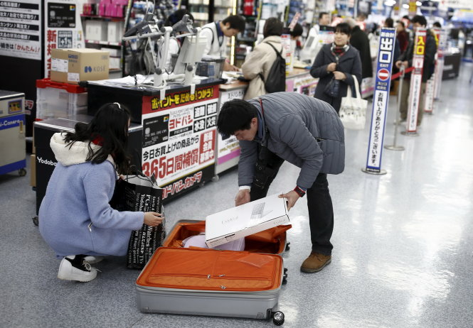 Du khách Trung Quốc đóng hàng ngay tại lối ra vào cửa hàng ở Tokyo ngày 11-2 - Ảnh: Reuters
