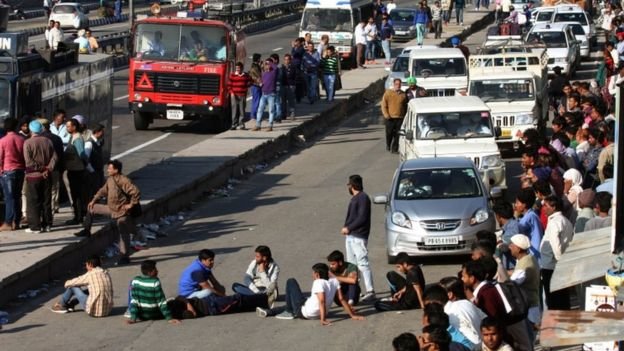 Người biểu tình ngồi xuống lòng đường khiến giao thông trong khu vực bị ách tắc nghiêm trọng Ảnh: AP
