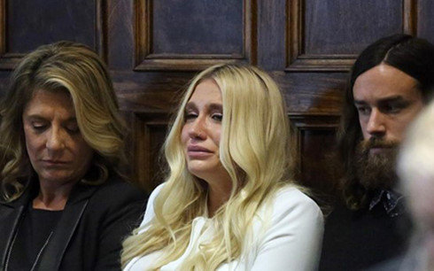 Kesha khóc sau khi bị xử thua. Ảnh: Reuters.