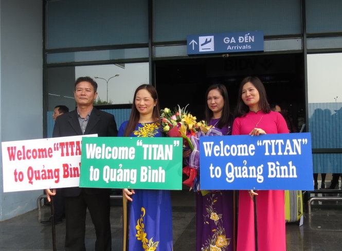 Cán bộ địa phương cầm các tấm biển  “Welcome Titan to Quảng Bình” chào đón đoàn làm phim - Ảnh: QUỐC NAM