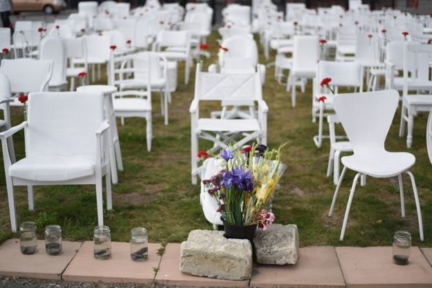 185 chiếc ghế được sắp đặt tượng trưng cho 185 nạn nhân thiệt mạng - Ảnh: Getty