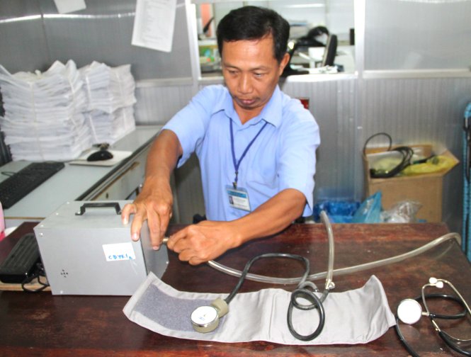 Anh Nguyễn Lê Long Định với thiết bị đo huyết áp cải tiến - Ảnh: Tấn Đức