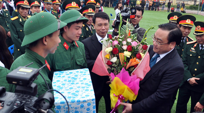 Bí thư Thành ủy Hà Nội Hoàng Trung Hải thăm, động viên tân binh của huyện Ba Vì lên đường nhập ngũ sáng 23-2 - Ảnh: Xuân Thành