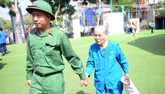 Chiến sĩ Vương Khánh Minh, sinh năm 1995, dắt tay người bà Trần Thị Xuyến, 86 tuổi vào nghỉ mát khi bà đến đưa Minh lên đường nhập ngũ - Ảnh: Thanh Tùng
