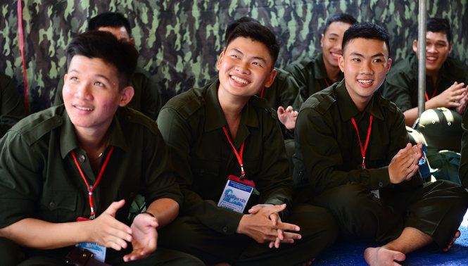 Nụ cười của các tân binh khi cùng nhau sinh hoạt tại hội trại tòng quân tại Ban chỉ huy Quân sự Q.12, TP.HCM trưa 23-2 chuẩn bị lên đường nhập ngũ vào sáng 24-2 - Ảnh: Quang Định