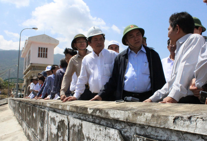 Phó thủ tướng Nguyễn Xuân Phúc thị sát tình hình hạn hán ở Ninh Thuận ngày 22-2 - Ảnh: Duy Thanh