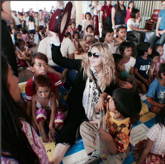Madonna chụp ảnh cùng đám trẻ tại khu ổ chuột Bahay Tuluyan - Ảnh: Instagram của Madonna