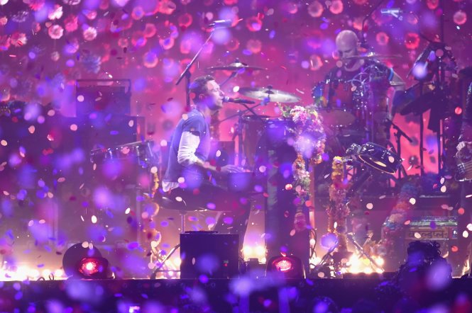 Nhóm Coldplay - bốn lần đoạt giải Nhóm nhạc hay nhất nước Anh mở màn cho lễ trao giải với tác phẩm Hymn for the Weekend - Ảnh: Getty Images