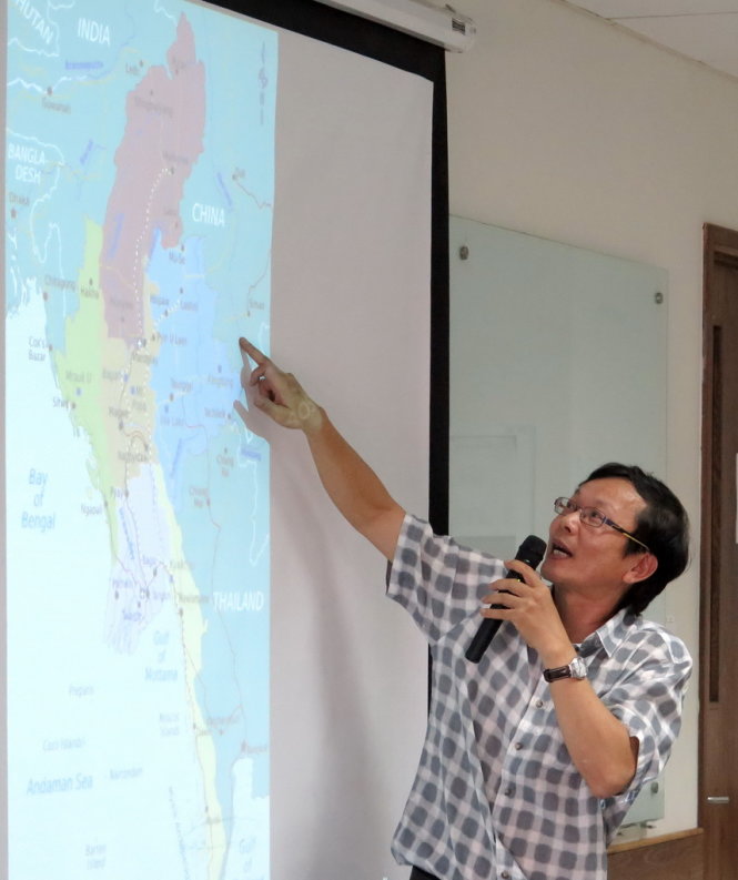 Tác giả đang giới thiệu những nơi mình đã đi qua trên bản đồ Miến Điện. Hồ Đắc Túc là tiến sĩ ngôn ngữ học xã hội Đại học Monash (Úc), ông đã giảng dạy ngành dịch thuật tại đại học Deakin (Úc) và từng đảm nhận vị trí Trưởng Dự án Giáo dục Việt Nam năm 2001 do Ngân hàng Thế giới tài trợ - Ảnh: L.Điền