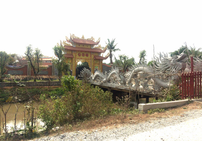 Cổng khu nhà thờ tổ sắp hoàn thành của NSƯT Hoài Linh - Ảnh: Hữu Linh