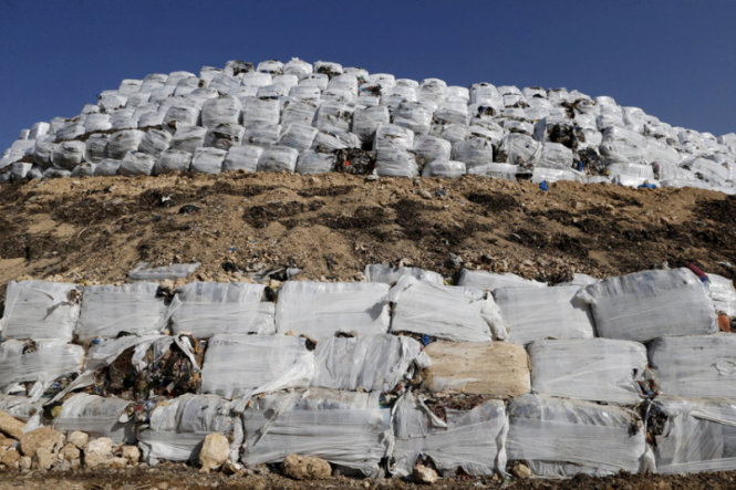 Hàng đống đống rác đang đe dọa ảnh hưởng sức khỏe người dân - Ảnh: Reuters