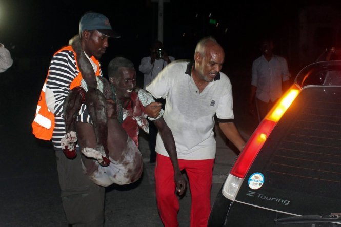 Một người bị thương trong vụ tấn công ở khách sạn SYL tại Mogadishu, Somalia - Ảnh: EPA