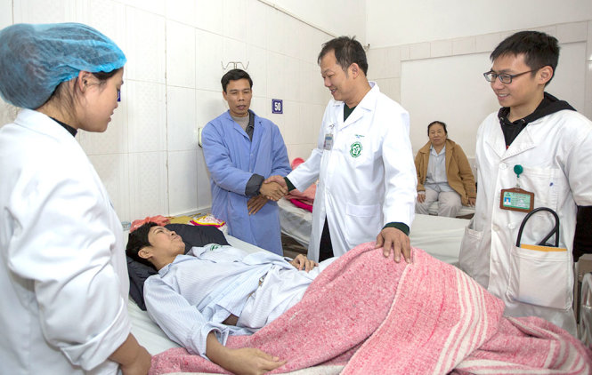 Vợ chồng bệnh nhân Nguyễn Thị Hoa - người được các bác sĩ chữa trị và hỗ trợ chi phí - cảm ơn bác sĩ Dương Đức Hùng và tập thể y bác sĩ  tại Viện Tim mạch đã cứu sống chị bằng cả tấm lòng (ảnh chụp chiều 26-2) - Ảnh: Việt Dũng