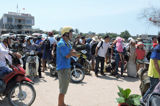 Hàng trăm hàng khách mắc kẹt tại đảo Lý Sơn do biển động dữ dội