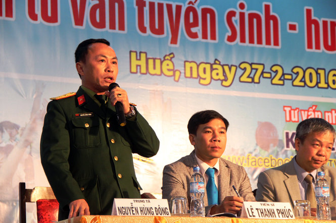 Trung tá Nguyễn Hùng Đông, trợ lý tuyển sinh Trường sĩ quan pháo binh thông tin đến học sinh tham gia ngày hội những vấn đề liên quan trong thi tuyển vào các trường quân đội - Ảnh: PHAN THÀNH