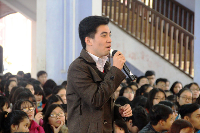 Bạn Nguyễn Ngọc Duy Anh, trường THPT chuyên Quốc học Huế đưa ra câu hỏi cho ban tư vấn - Ảnh: NHẬT LINH