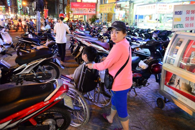 Đường Nguyễn Tri Phương đoạn gần ngã tư Nguyễn Tri Phương –Trần Hưng Đạo, xe máy đậu chiếm hết lề đường - Ảnh: Thanh Tùng
