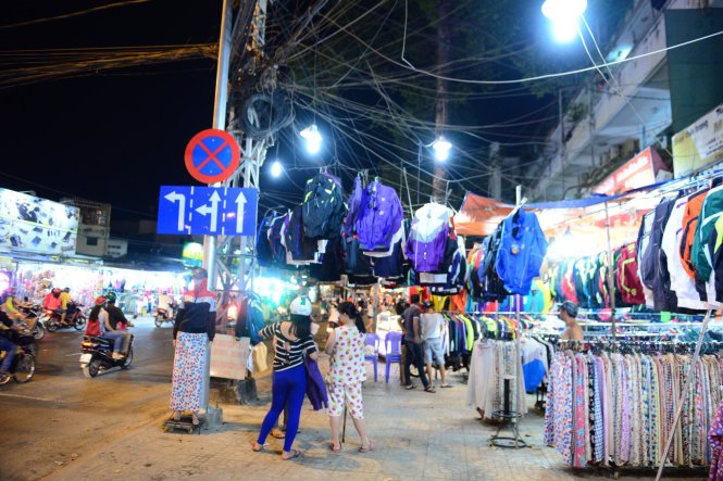 Lề đường Trần Phú, Q. 5 bị chiếm dụng làm chỗ buôn bán quần áo - Ảnh: Thanh Tùng