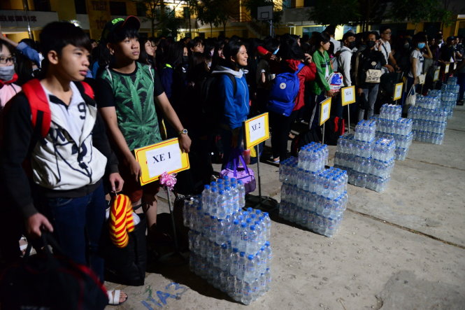 Nước uống được phân chia cho các xe đem theo - Ảnh: Quang Định
