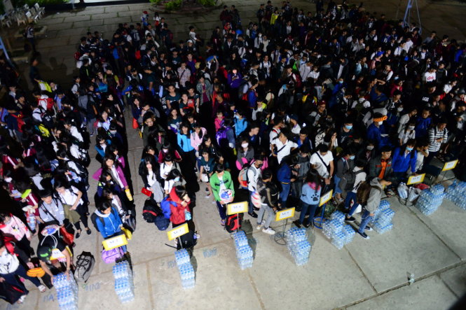 Hơn 500 học sinh hàng ngũ chỉnh tề chuẩn bị lên xe - Ảnh: Quang Định