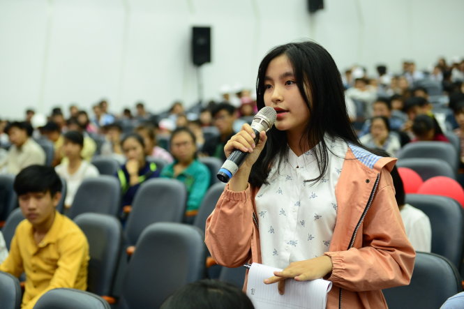 Một học sinh đặt câu hỏi về ngành công an, quân đội cho các thầy cô trong ban tư vấn tại ngày hội tư vấn tuyển sinh tại Trường ĐH Bách Khoa (ĐHQG TP.HCM) trưa 28-2 - Ảnh: Quang Định