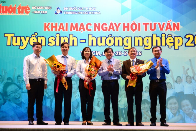 Đại diện TW Đoàn, Thành đoàn TP.HCM và báo Tuổi Trẻ tặng hoa cho nhà tài trợ, đại diện thầy cô ban tư vấn và Trường ĐH Bách Khoa (ĐHQG TP.HCM) trong lễ sáng 28-2 - Ảnh: Quang Định