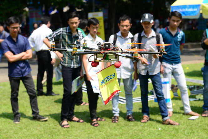 Flycam của Trường ĐH Công nghệ TP.HCM – Hutech thu hút học sinh xem tại ngày hội - Ảnh: Quang Định